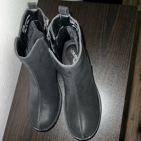 Easy Street Boots- Size 6.5 - Like New - Worn one time. - Picture 2 of 5